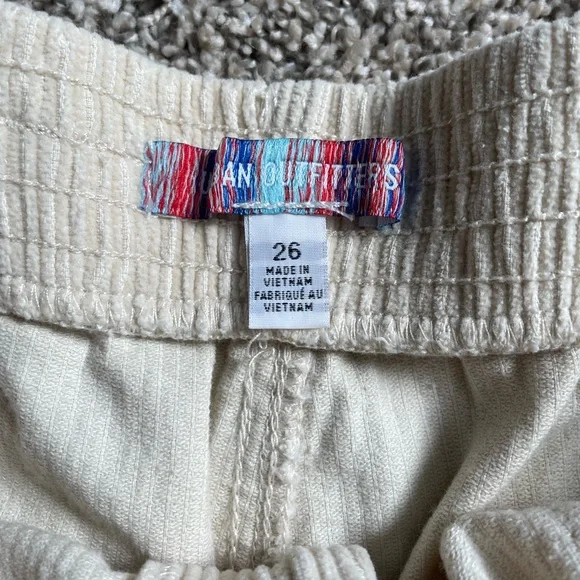 Urban Outfitters Cordoury Shorts in Sz 26 in gently used condition - Picture 3 of 3